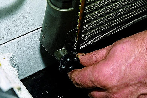 Как сделать радиатор печки с подогревом не снимая панель кондиционера? Для этого снимите кожух и нагревательные кабели